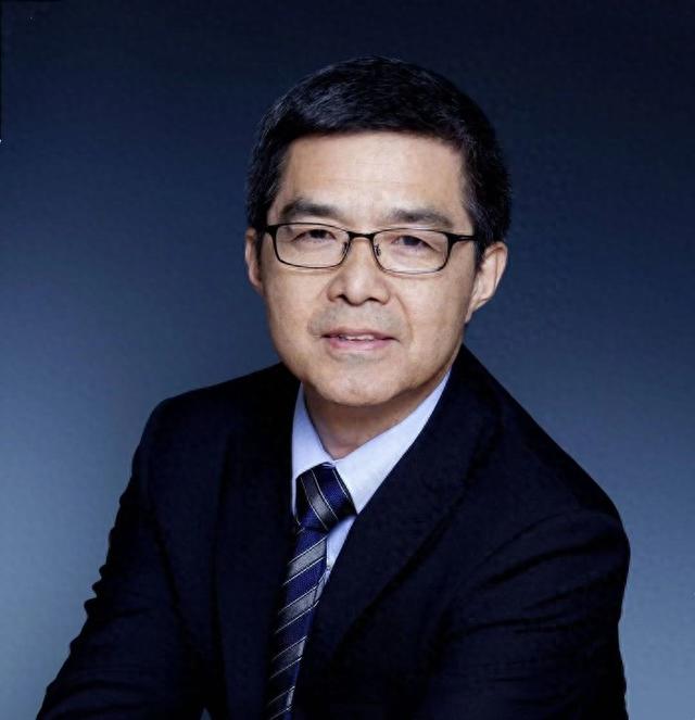 欧阳明高认为，“智驾”主要指驾驶技术，暂时不宜提全民自动驾驶。 受访者供图