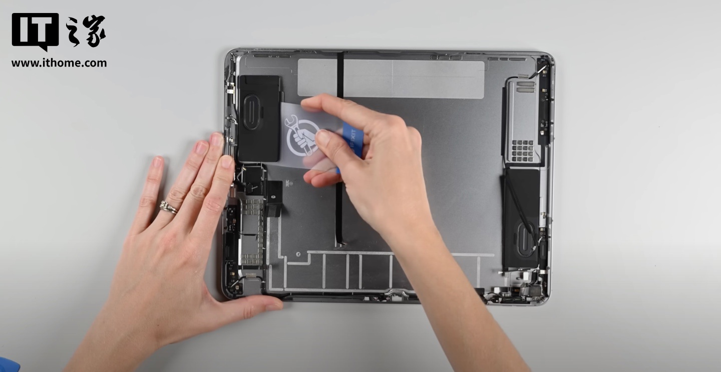 ▲ M2 款 iPad Air 拆解（下同）