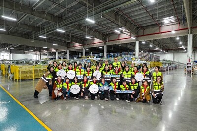 科技女生代表在女工程师的带领下参访欧莱雅苏州智能运营中心