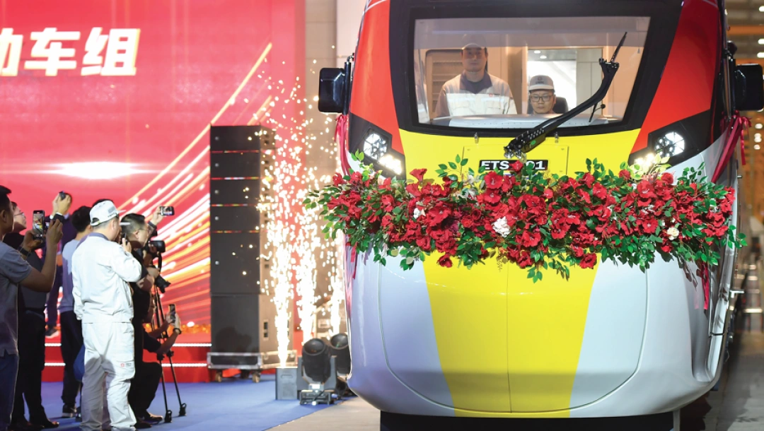 △在中车株机公司拍摄的马来西亚ETS3新型米轨动车组下线仪式现场。图/新华社