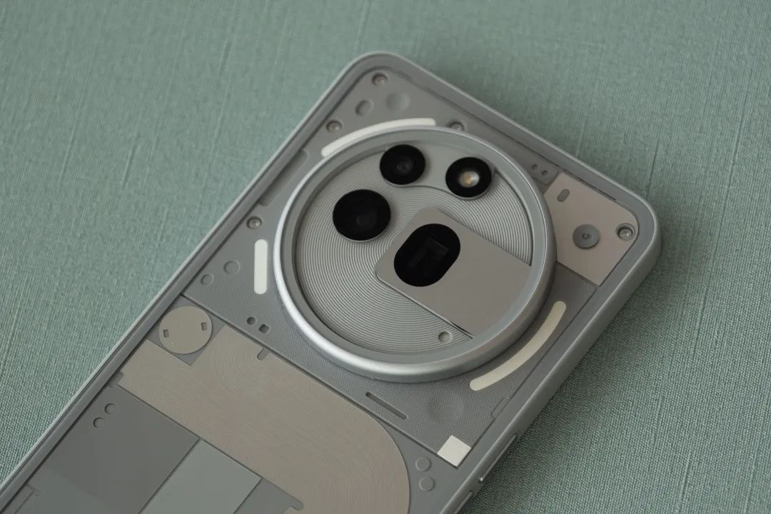 「左轮手枪」形相机模组设计｜ 图片来源：极客公园