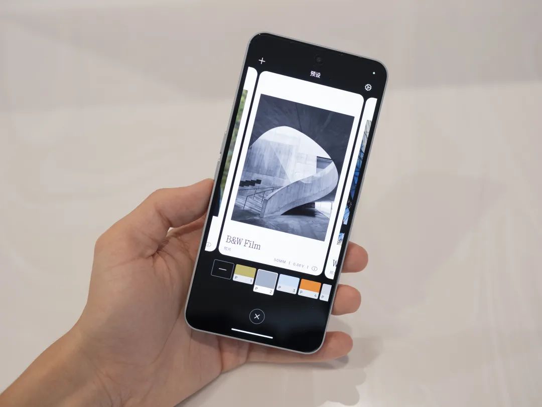 相机 App 中的预设风格系统｜ 图片来源：极客公园