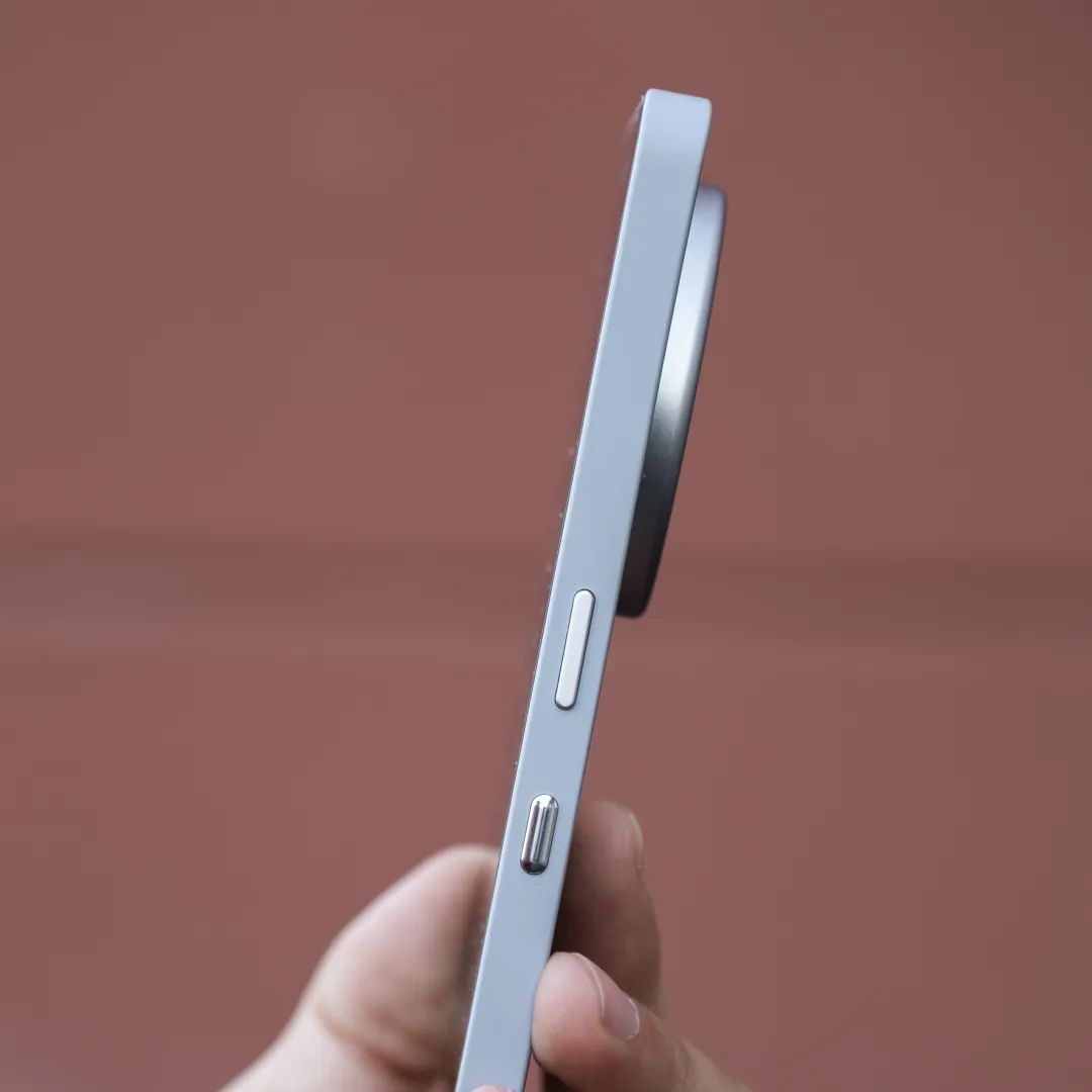 AI 专用 Essential Key「药丸」键｜ 图片来源：极客公园