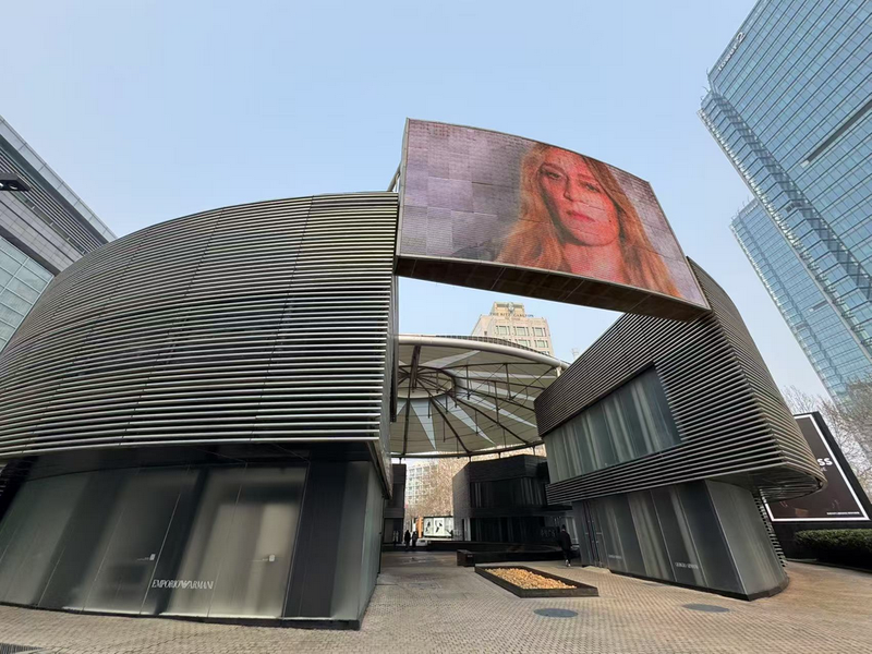 华贸广场闭店的阿玛尼店铺  蓝鲸新闻记者 王涵艺摄