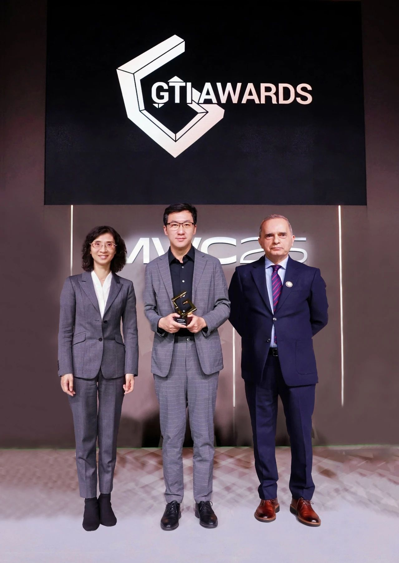 图：亚信科技CTO欧阳晔博士代表公司领奖