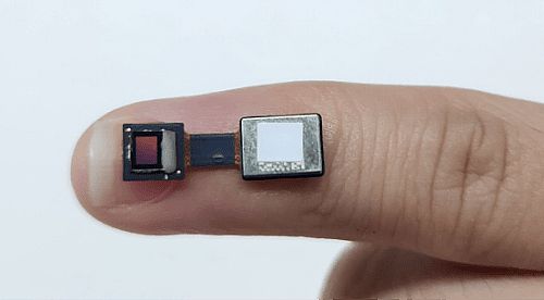 图3：鸿石智能单片全彩MicroLED芯片实物图