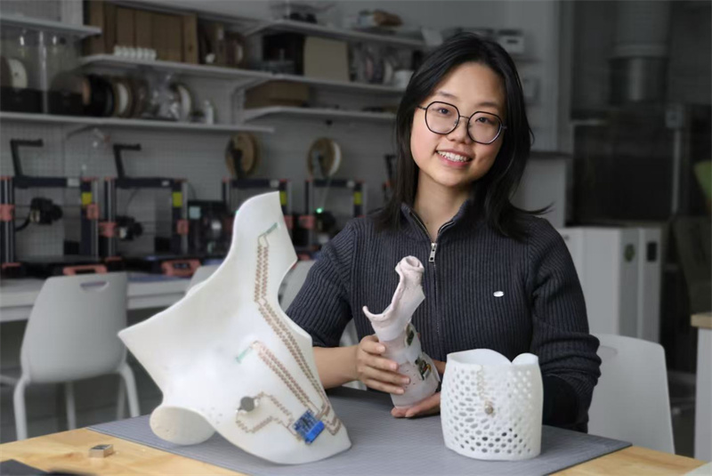 2022年戴森设计大奖中国大陆赛区季军团队负责人阳月和她的作品ThermoWear 智能矫形器