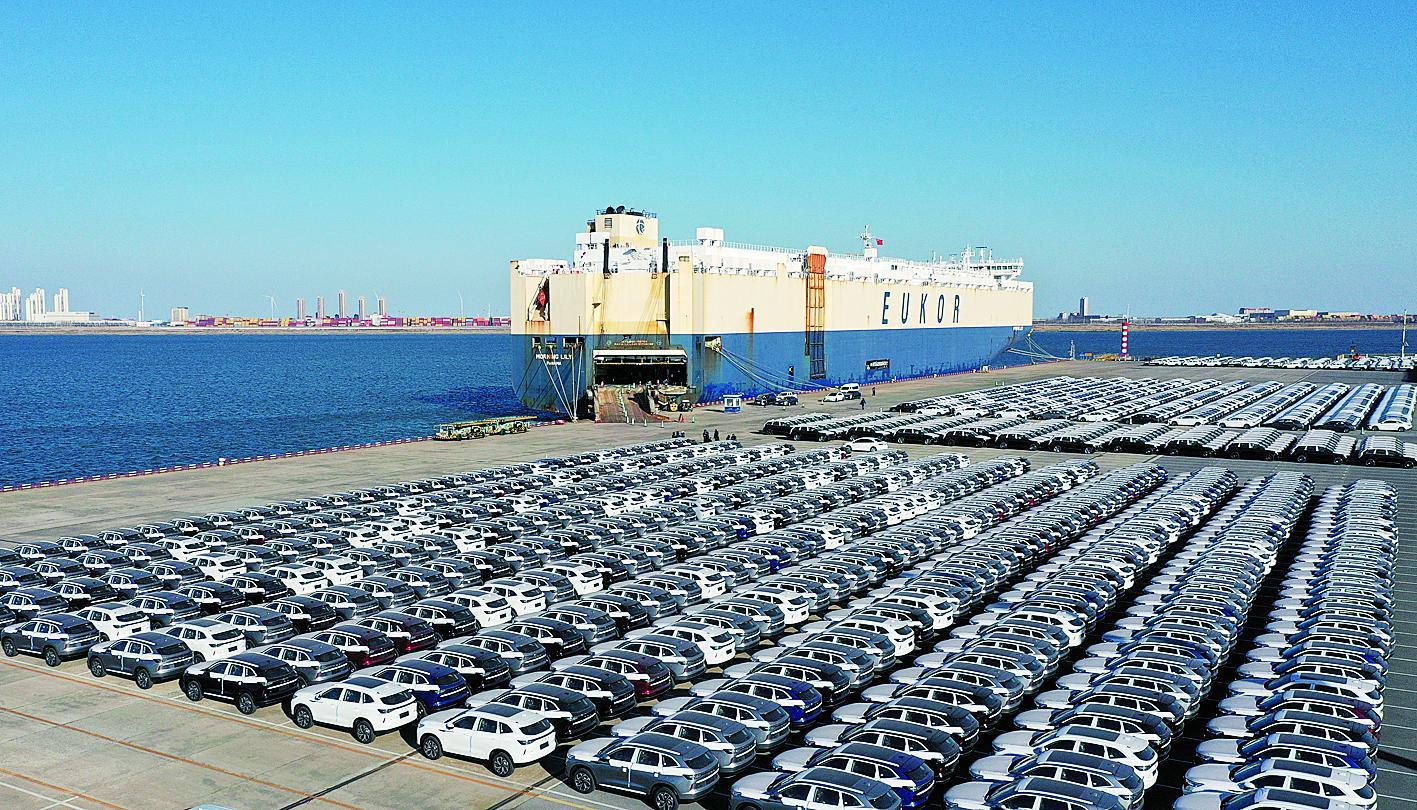 2月25日，等待装船的车辆停靠在天津港环球滚装码头。 新华社发
