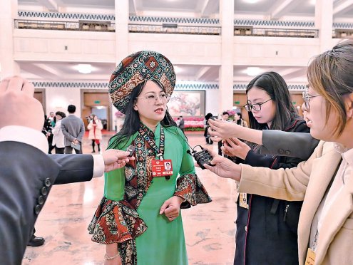 全国政协委员在接受记者采访