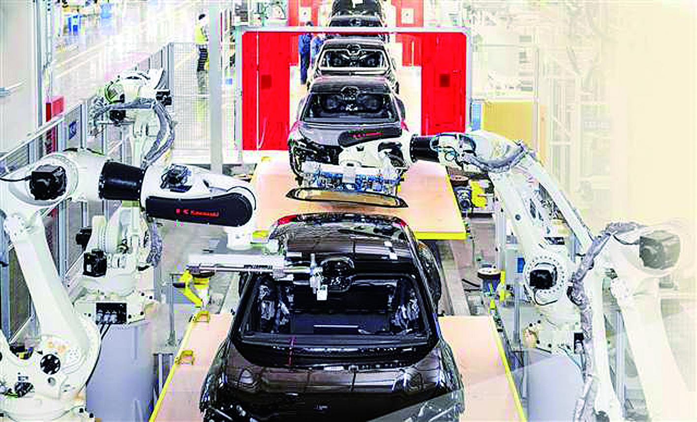 位于渝北区的长安数智工厂，全自动装配机器人和视觉检测机器人协作实现自动化装配。（资料照片）