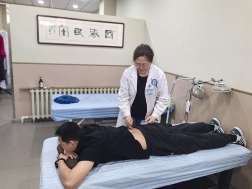 李嵘正在为患者调理身体