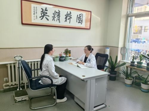 李嵘与前来问诊的患者