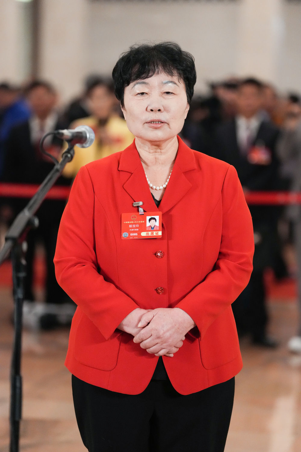这是全国人大代表杨宝玲接受媒体采访.新华社记者 郑焕松 摄