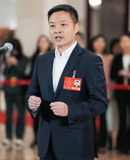 全国人大代表，小鹏汽车董事长、CEO何小鹏。图源：新华社