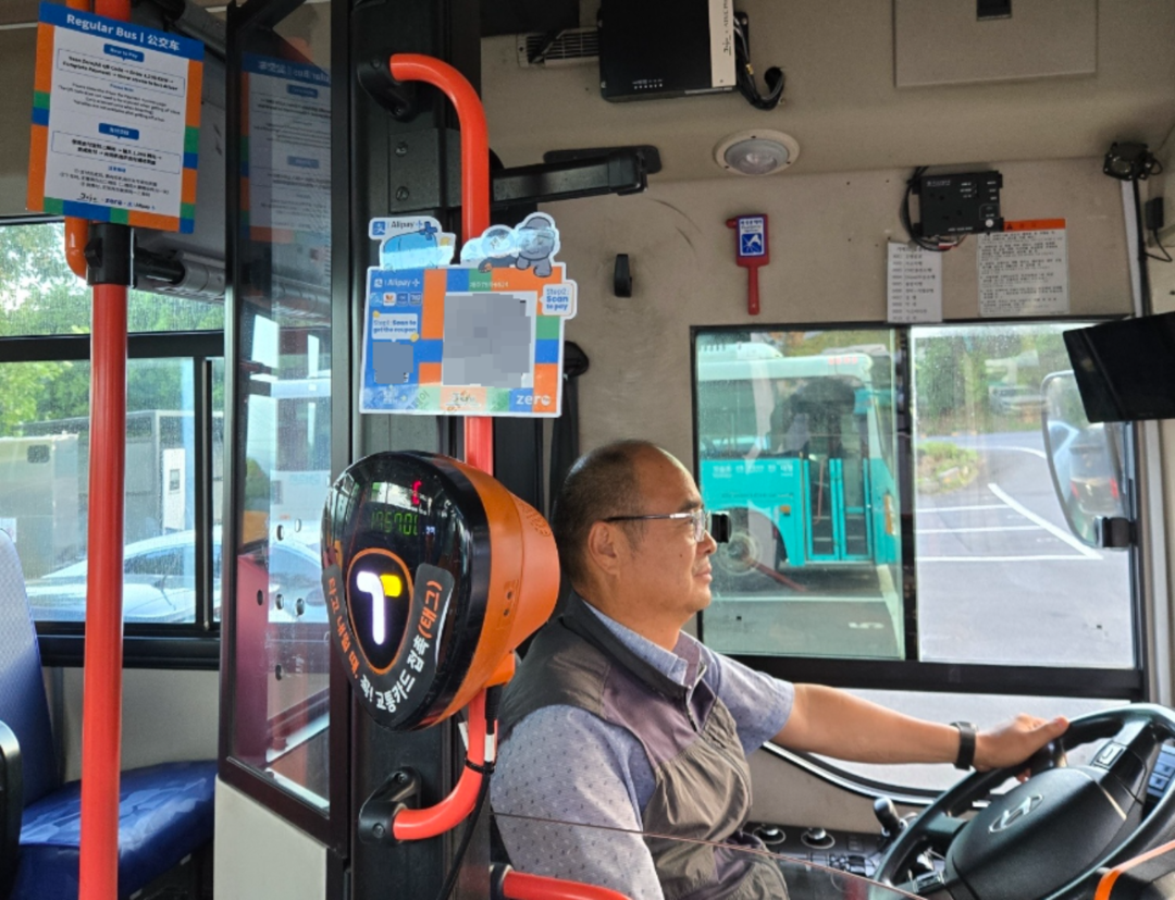 到2025年夏季，济州公交车将用动态二维支付码取代当前用的静态码，全球游客扫码支付更方便