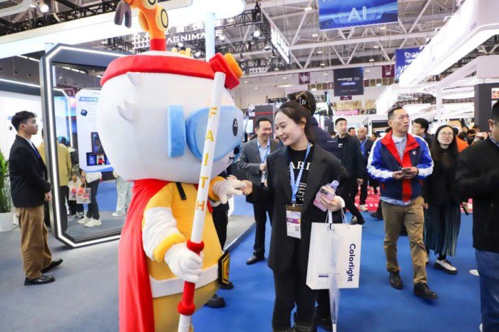 ▲“大晟”与客人亲切互动