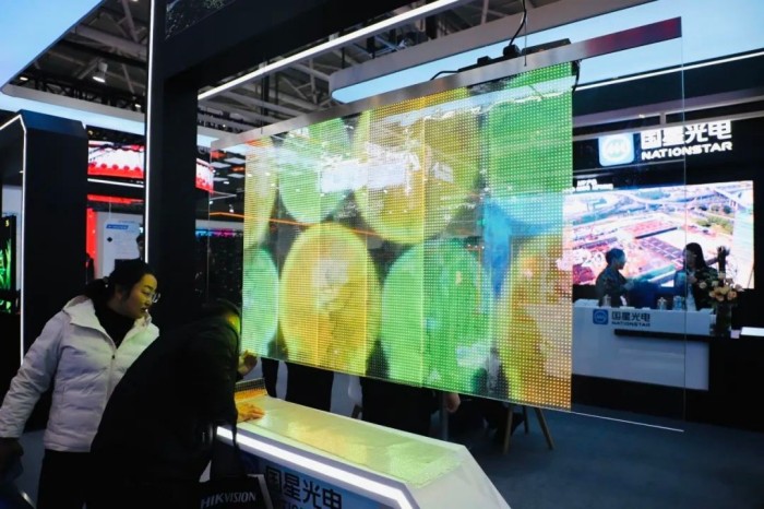 ▲国星光电基于灯驱合一封装方案的LED透明屏