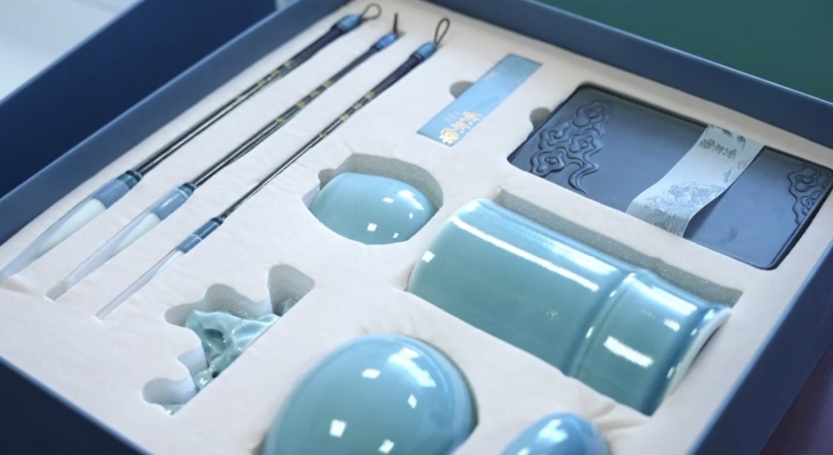 「青弋」新推出的文房四宝套装，汪炜跻起名为「观沧海」。摄｜李乐