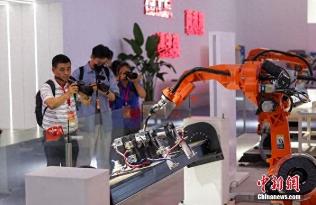 2024年5月25日，记者走进位于上海市青浦区的爱仕达智能谷。图为媒体记者参观智能谷。中新社记者 贾天勇 摄