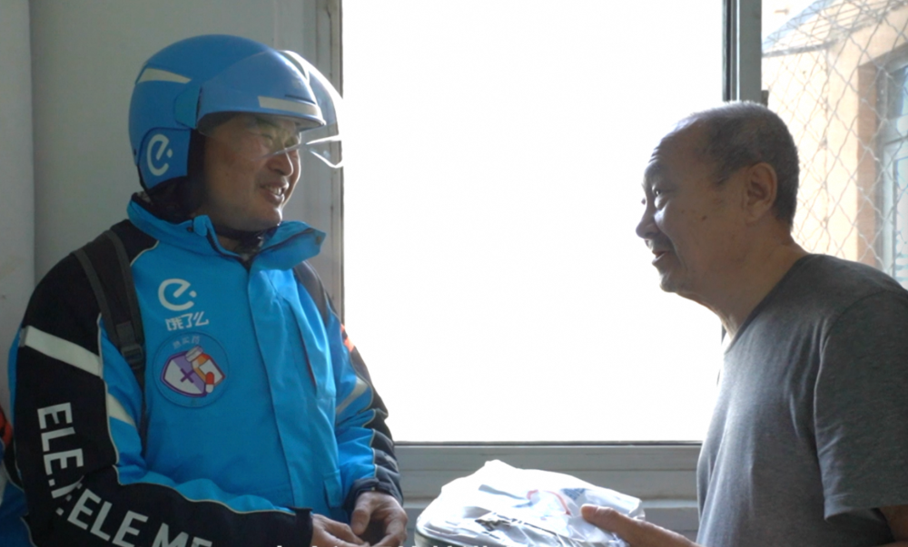 曲伟（左）调研老年助餐服务