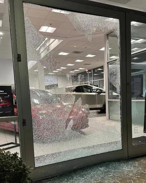 俄勒冈州塞勒姆市一家特斯拉经销商受损的橱窗。图源：美国俄勒冈州地方法院