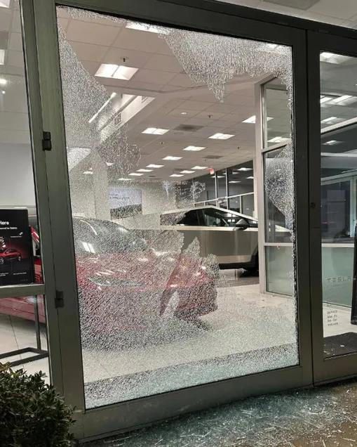 俄勒冈州塞勒姆市一家特斯拉经销商受损的橱窗。图源：美国俄勒冈州地方法院