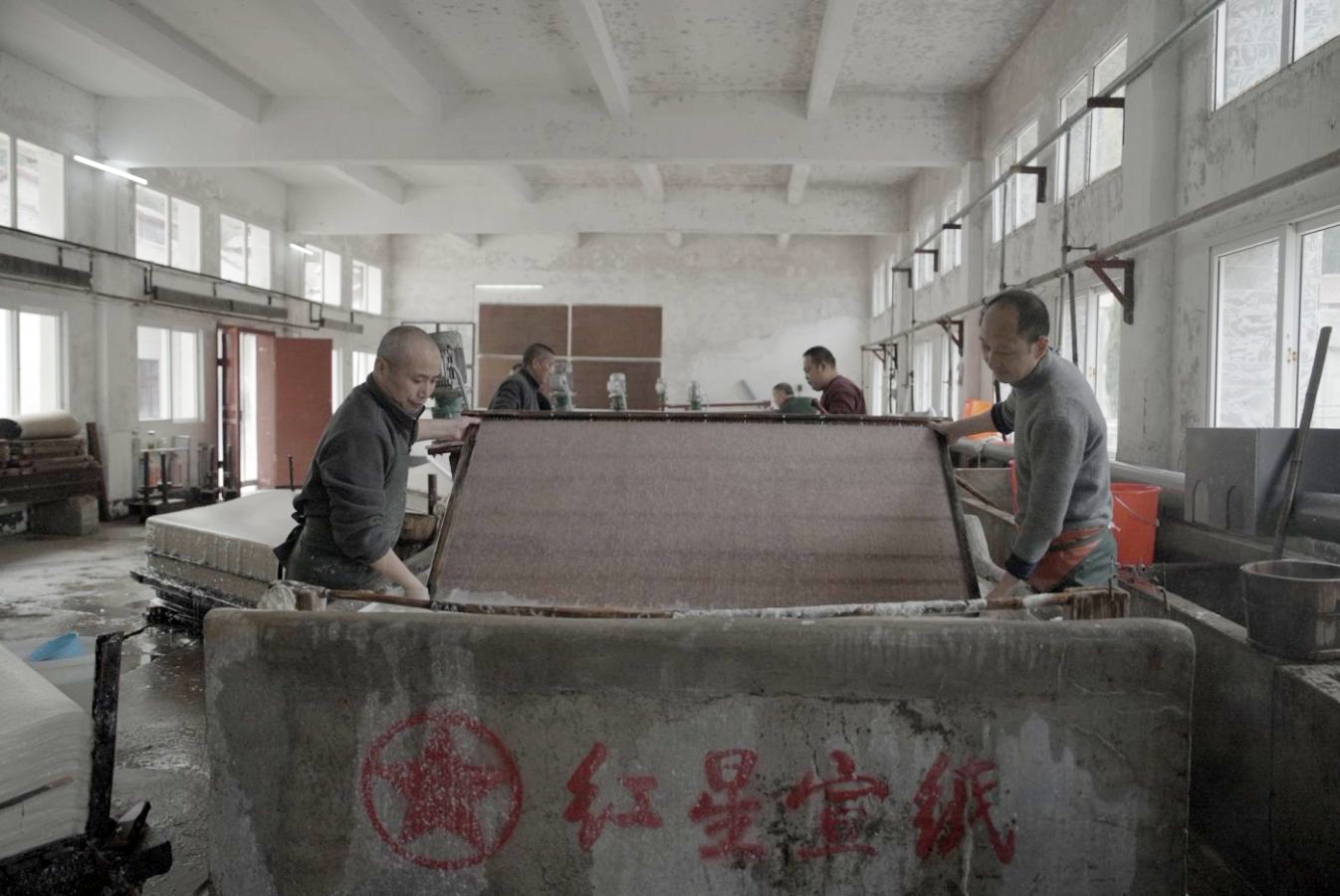 宣纸的捞纸环节。摄｜李乐