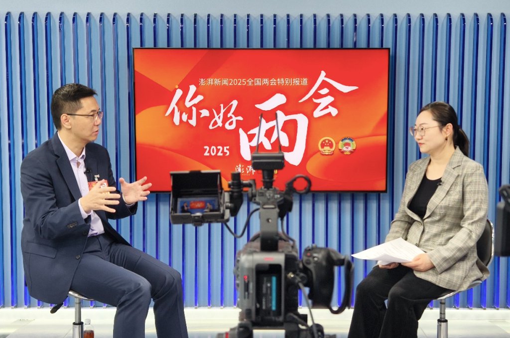 全国人大代表、清华大学国家金融研究院院长田轩（左）在澎湃新闻北京会客厅接受专访。澎湃新闻记者 陈忠善 图