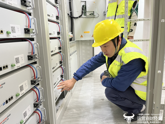 （移动技术人员在智能升级后的机房里检修设备）