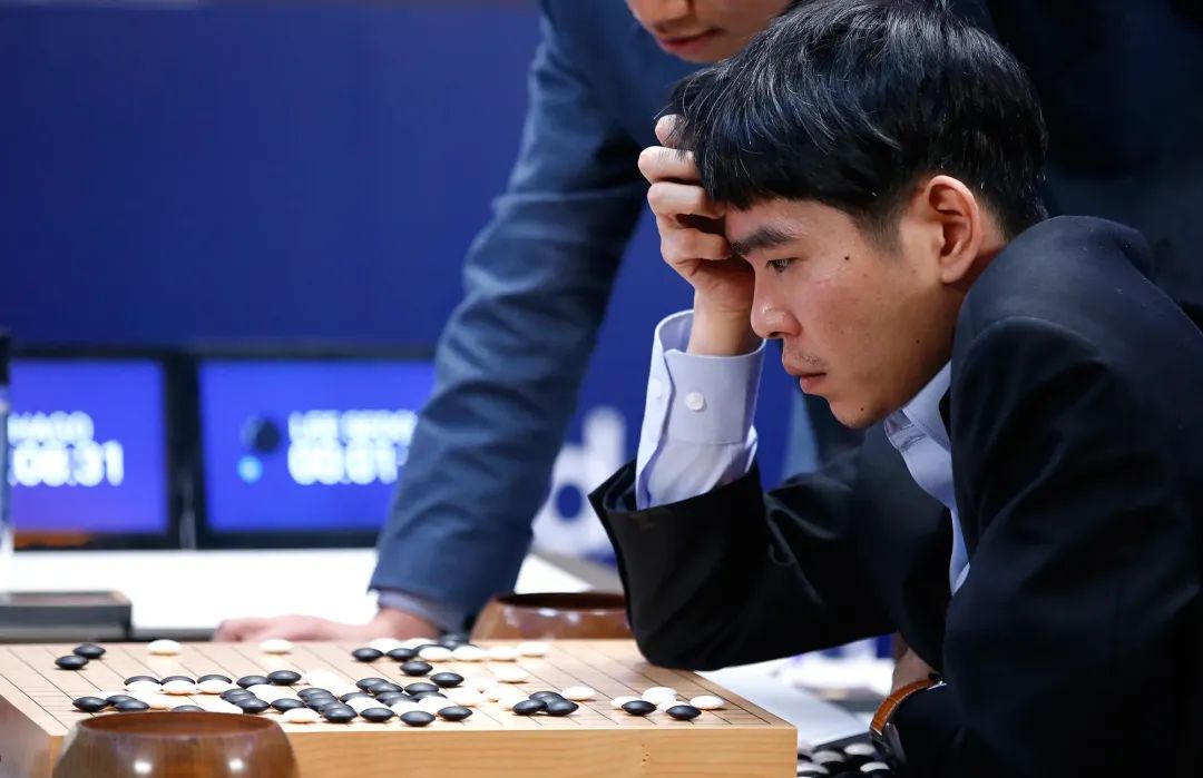 被 AlphaGo「神之一手」打乱节奏的李世石｜图片来源：AP