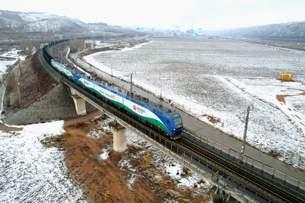 万吨重载列车正在通过神朔铁路燕家塔大桥