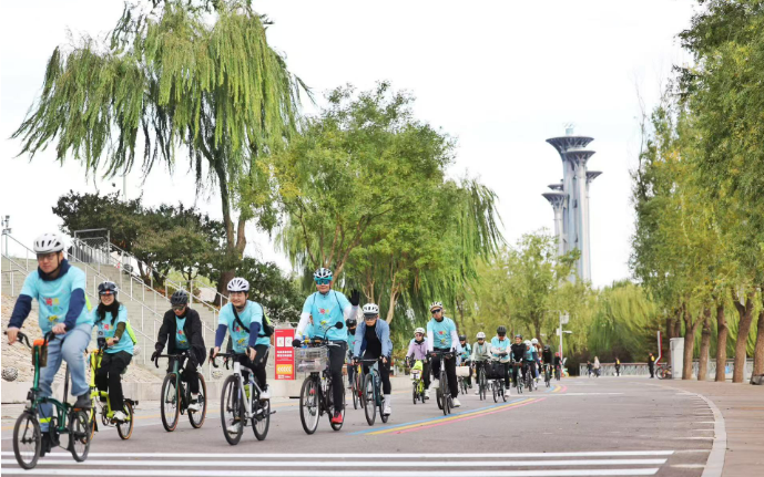 ▲骑行爱好者打卡北京奥林匹克公园彩虹骑行道。新京报记者 王飞 摄