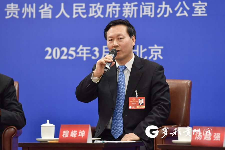 集中采访活动上，全国人大代表，铜仁市委副书记、市长穆嵘坤介绍铜仁旅游发展相关情况