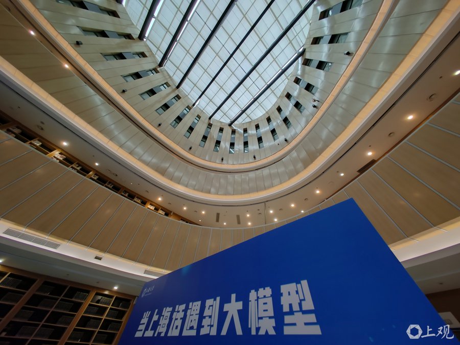  钱伟长图书馆内。