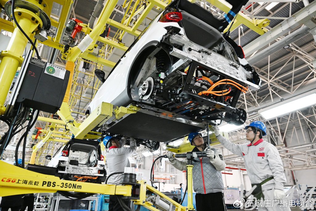 奇瑞新能源汽车股份有限公司石家庄分公司总装车间员工在加紧生产