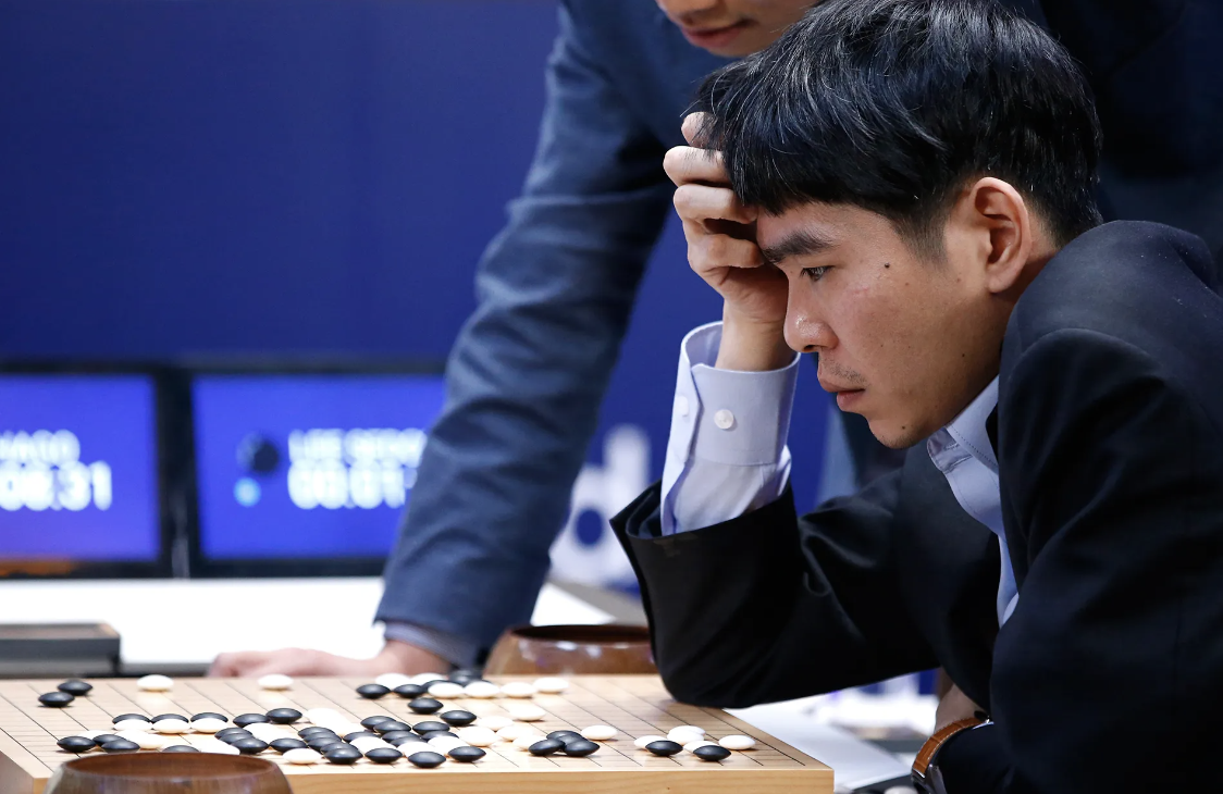 被 AlphaGo 「神之一手」打乱节奏的李世石｜图片来源：AP