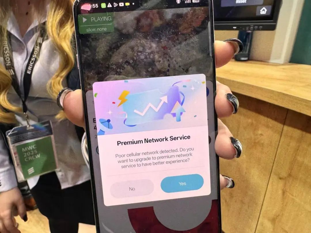 图：爱立信工作人员展示差异化连接服务案例。