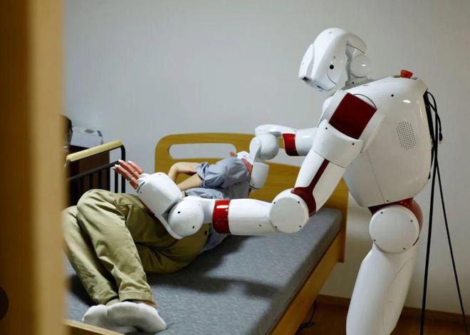 能帮老人翻身，还会煮鸡蛋、折叠衣物……“机器人护理员”要来了？