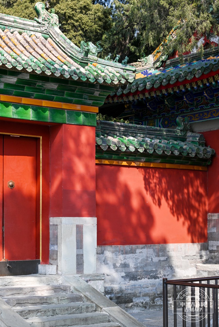绿树红墙相映成趣飞檐斗拱,雕梁画栋光影婆娑错落有致,彰显尊贵与威严