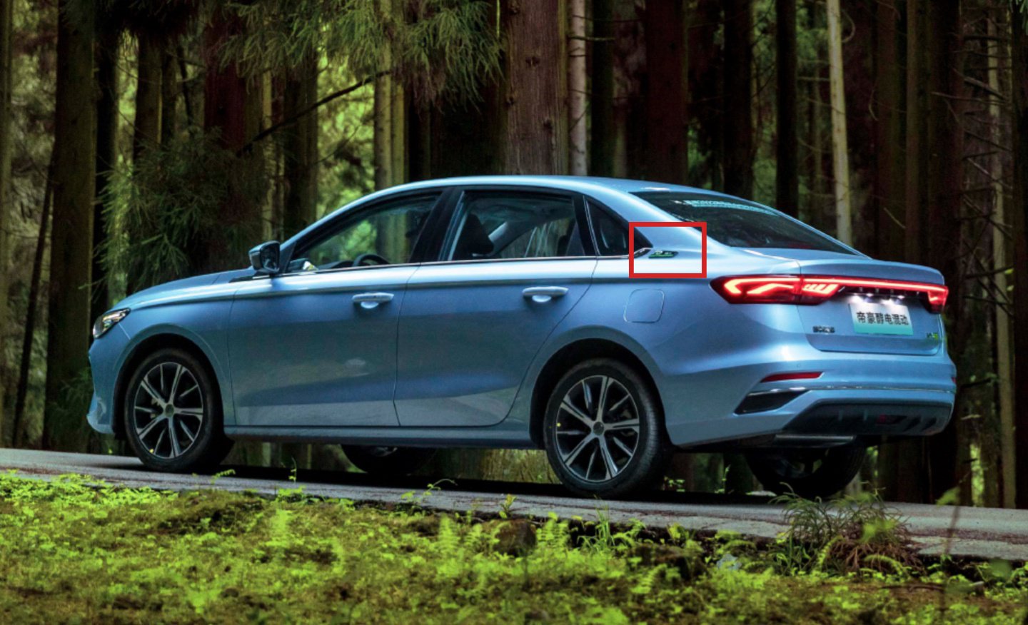 ▲ 该车尾部带有专属绿色标识