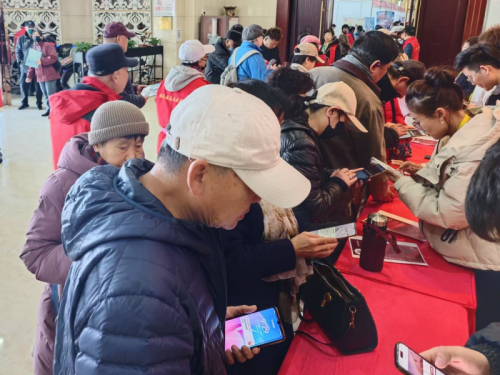 市民采用“新脉APP”数字化签到方式有序入场