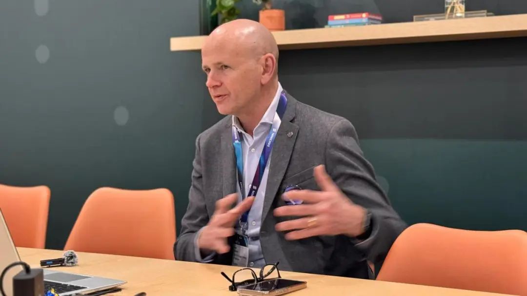 图：爱立信全球网络业务战略负责人Hans Hammar在MWC25期间接受采访。