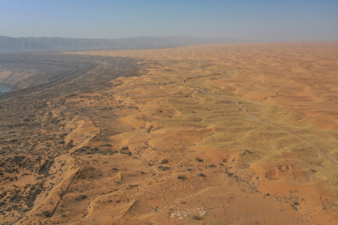 沙坡头:在黄沙中"书写"绿色