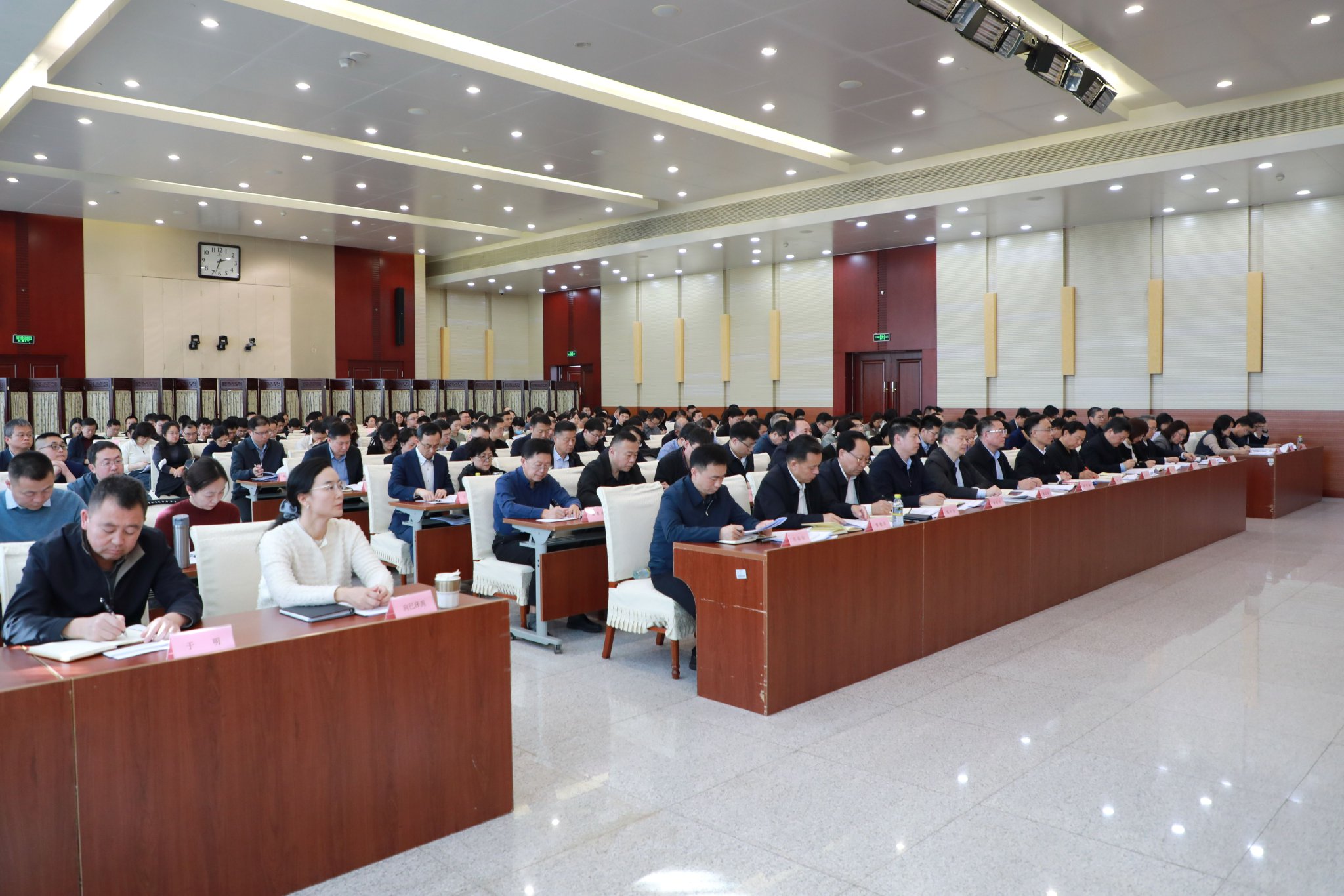   局党组成员,副局长李自军主持会议,孙建立,金艳丽,谢清华同志