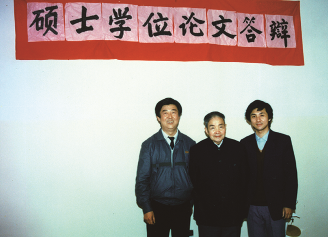 ▎朱宝镛教授（中）、顾国贤教授（左）参加徐岩（右）硕士答辩。图源/江南大学生物工程学院