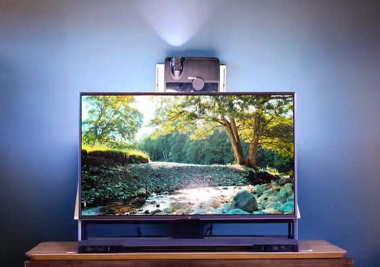 （“头上长着投影仪的电视” ，截图自DIY Perks视频）