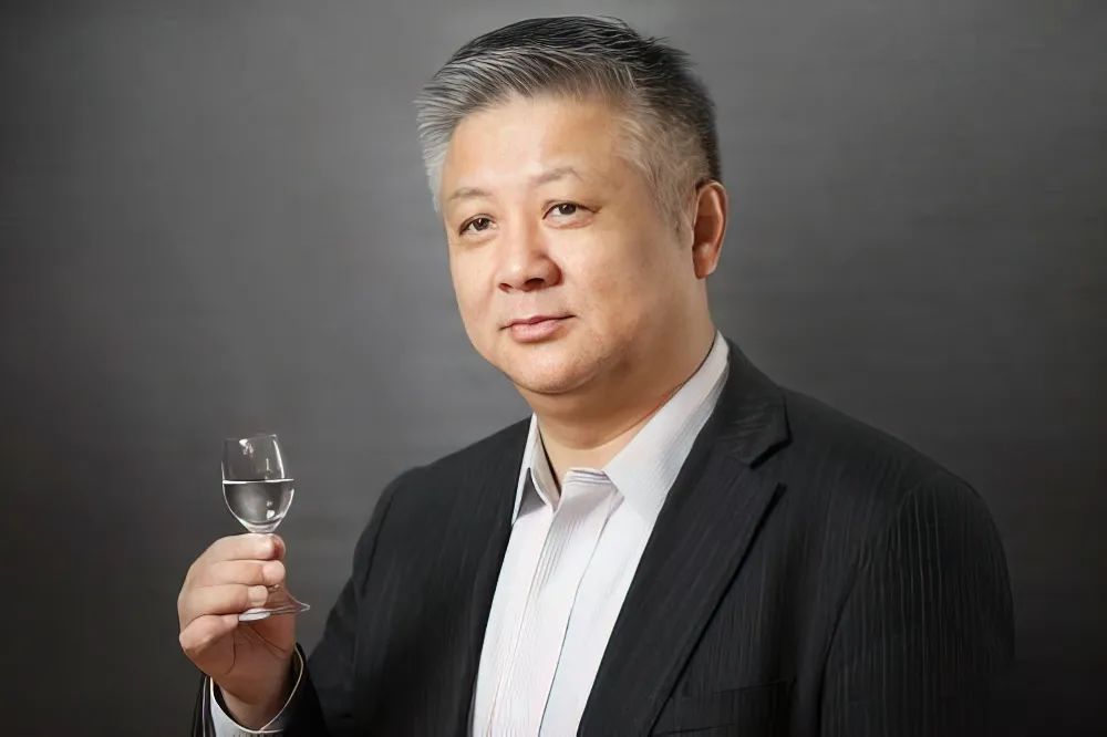 ▎徐岩表示：“对于酿酒而言，看得见的是简单的操作过程，看不见的是复杂的化学反应。” 图源/江南大学