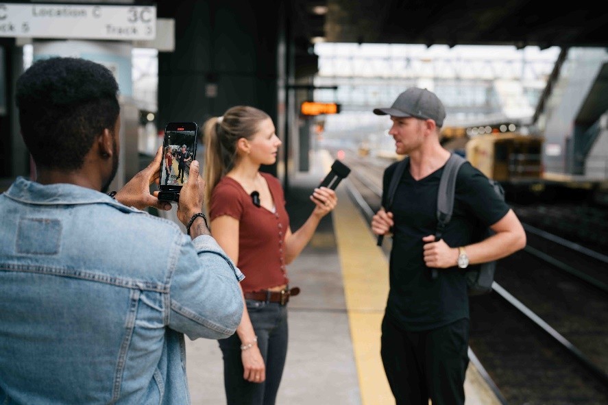 一些场景需要使用手持式麦克风，Profile Wireless能满足这类需求
