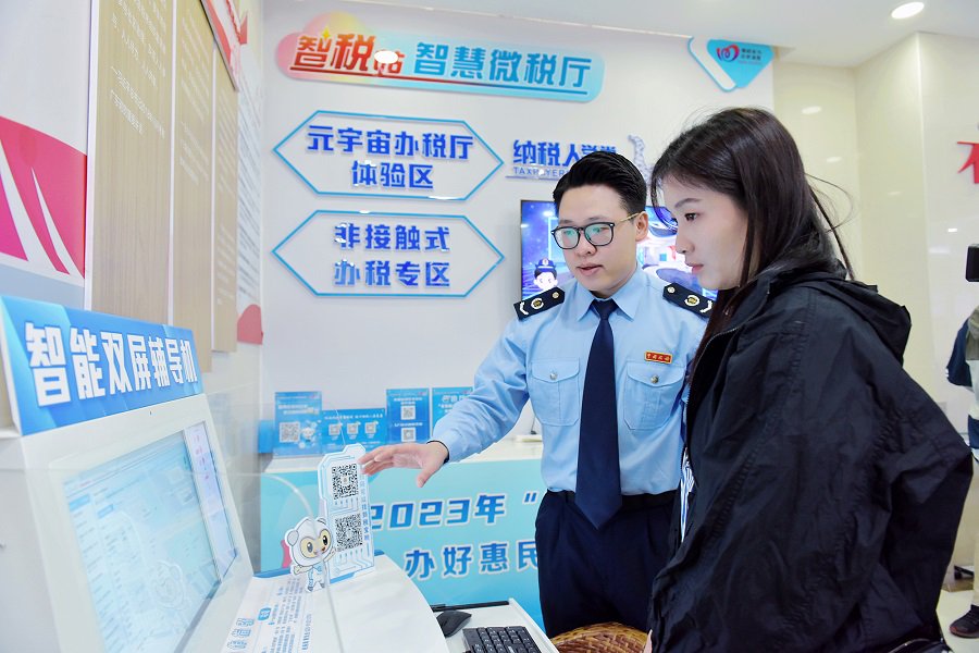 　　纳税人在税务人员辅导下使用智能双屏辅导机办理业务。新华网发(采访对象供图)