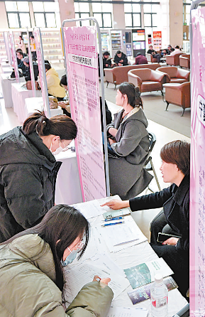 近期,宁夏银川市妇女联合会组织举行2025年“春风行动”妇女就业专场招聘会。新华社发